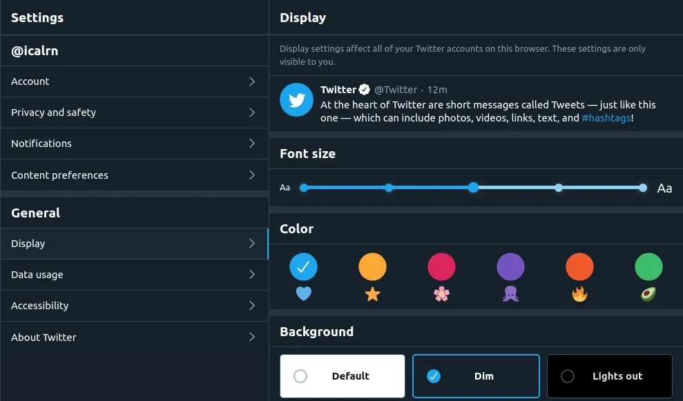 Pengaturan tampilan pada Twitter yang menyajikan tiga pilihan latar belakang, dua di antaranya gelap