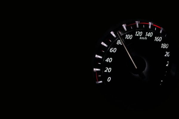 Speedometer mobil menunjukkan kecepatan 80km/h